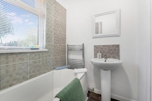 Elegant 4 Bedroom Near South Park Sleeps 7 في دارلينغتون: حمام مع حوض ومرحاض وحوض استحمام