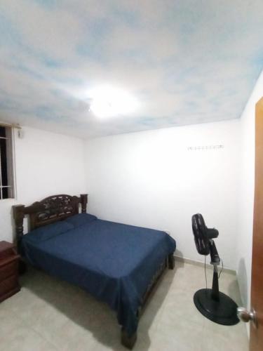 um quarto com uma cama e uma secretária num quarto em Habitación doble cómoda em Valledupar