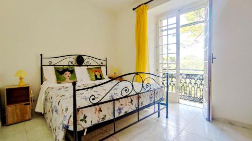 um quarto com uma cama e uma varanda em Aragonite Azzurra Casa Vacanza em Gonnesa