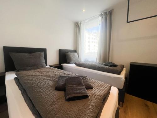 Duas camas num quarto com uma janela em Cityapartments Düsseldorf - Stadtmitte em Dusseldorf