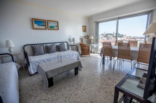 une chambre avec un lit, une table et des chaises dans l'établissement Very Nice View by Connexion, à Cannes