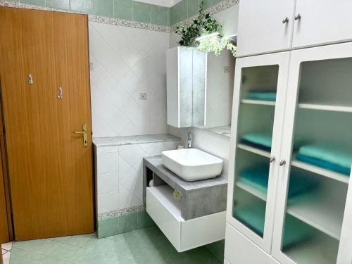 a small bathroom with a sink and a toilet at Casa Vacanze Oceano in Livorno