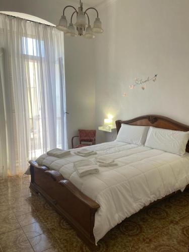 1 dormitorio con 1 cama grande con sábanas blancas en Casa Vacanze R&G La Marra, en Barletta