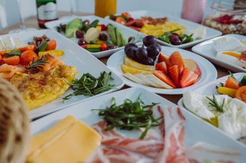 ピランにあるBlue Pearl Elite Apartmentsのたくさんの食べ物の皿が置かれたテーブル