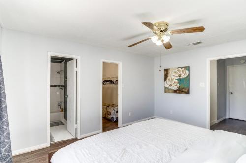 um quarto com uma cama e uma ventoinha de tecto em Quiet Houston Townhome Near Parks and Shopping em Houston