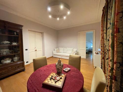 een woonkamer met een tafel en een bank bij Alteur Stays in Genua