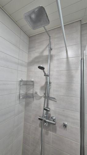 La salle de bains est pourvue d'une douche avec une porte en verre. dans l'établissement Kaksio Kuopion Saaristokaupungissa, à Kuopio