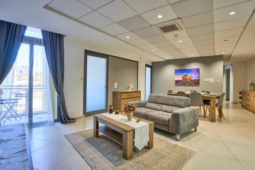 ein Wohnzimmer mit einem Sofa und einem Tisch in der Unterkunft Holiday Home in Marsaskala in Marsaskala