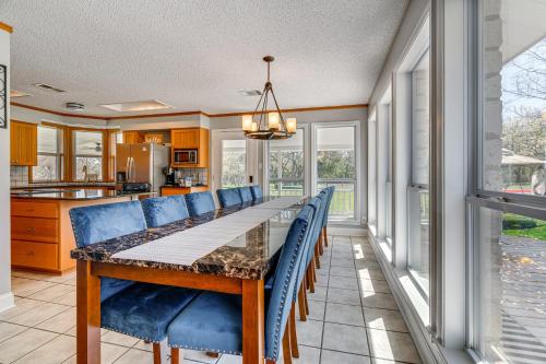 Un lugar para sentarse en Expansive Bertram Retreat with Pool, on 28 Acres!