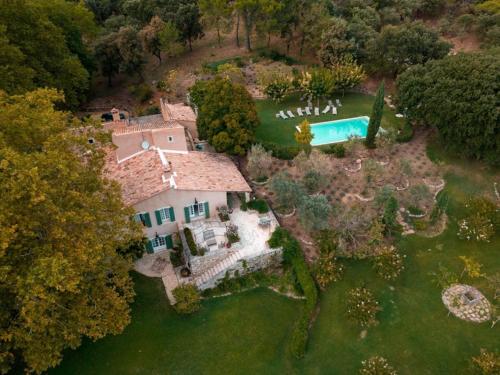une vue aérienne d'une maison avec piscine dans l'établissement La Combe de Lamaron, à Bollène