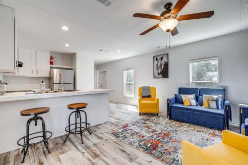 Una cocina o cocineta en Expansive Bertram Retreat with Pool, on 28 Acres!