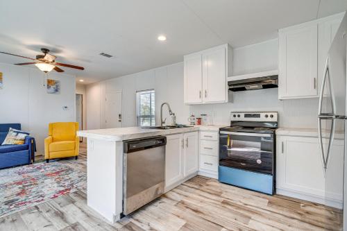 Una cocina o cocineta en Expansive Bertram Retreat with Pool, on 28 Acres!
