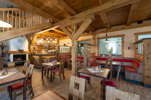 un restaurante con techos de madera, mesas y sillas en Hospůdka na Haldě, en Boršice