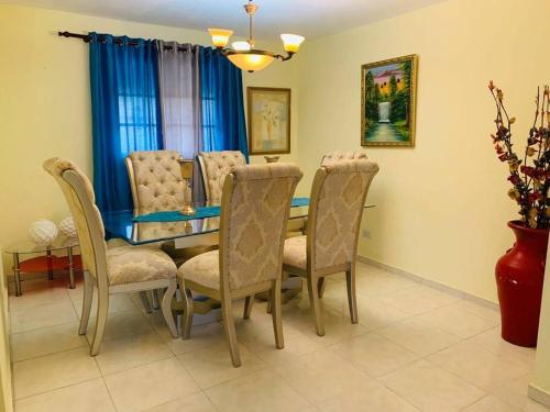 comedor con mesa azul y sillas en Apartamento acogedor Para una estancia Feliz!, en Mendoza