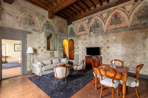 sala de estar con sofá y mesa en Numa Florence Santo Spirito I Apartments, en Florencia