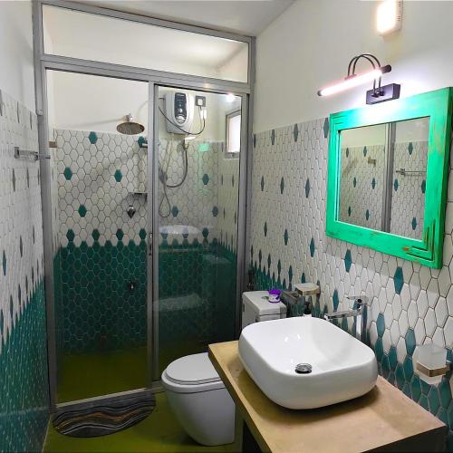 ディックウェラにあるMahi-Mahi Villaのバスルーム(シャワー、トイレ、シンク付)