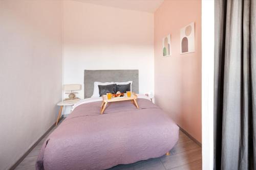 - une chambre avec un grand lit et une table dans l'établissement Magnifique logement à 10 min du centre de Lyon, à Villeurbanne