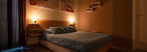 a small bedroom with a bed in a room at Dimora Nettare in Brindisi