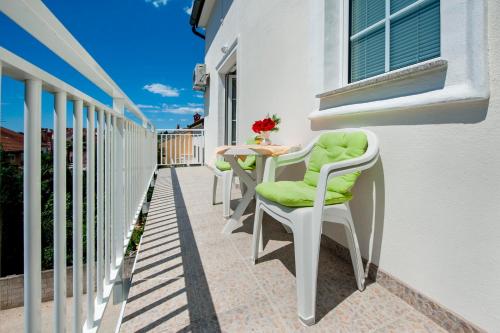 un patio con sedie e un tavolo sul balcone. di Apartments and Room Marko a Rovigno (Rovinj)