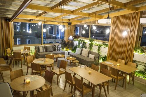 restauracja ze stołami, krzesłami i kanapą w obiekcie Lotus Center w Atenach