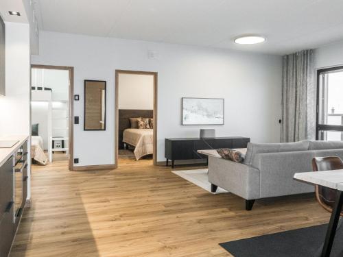 salon z kanapą i łóżkiem w obiekcie Holiday Home Villa jääpolte by Interhome w mieście Sirkka
