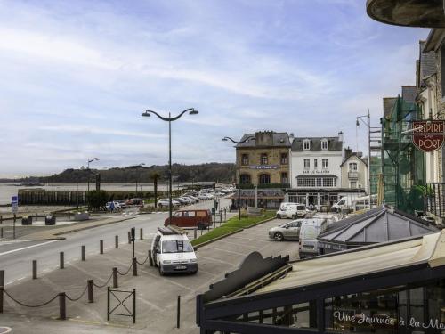 une rue de la ville avec des voitures garées dans un parking dans l'établissement Apartment Les Bisquines de la Houle by Interhome, à Cancale
