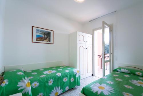 Schlafzimmer mit einem Bett und einer Glasschiebetür in der Unterkunft VILLAGGIO MICHELANGELO in Bibione
