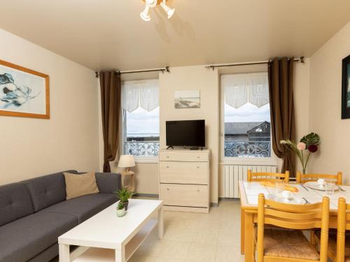 un salon avec un canapé et une table dans l'établissement Apartment Les Bisquines de la Houle by Interhome, à Cancale
