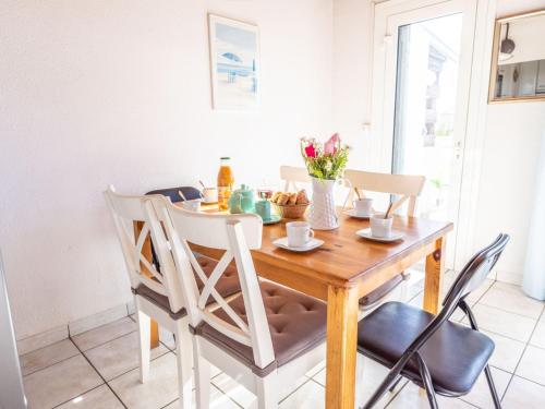 une salle à manger avec une table et des chaises en bois dans l'établissement Apartment Port La Roquille-2 by Interhome, au Cap d'Agde