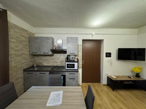 cocina y comedor con mesa y cocina gmaxwell gmaxwell gmaxwell en Civico 19, en Sassari