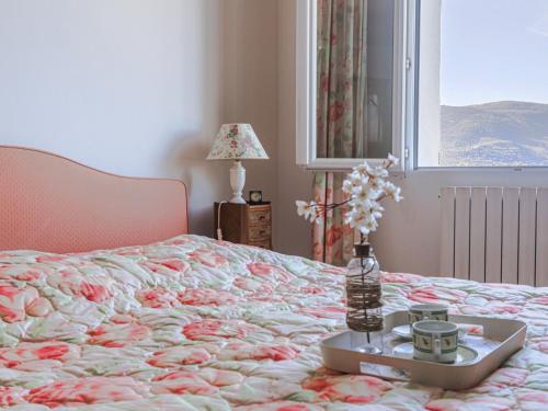 - un lit avec un plateau avec un vase de fleurs dans l'établissement Villa Les Hauts de Bellet by Interhome, à Nice
