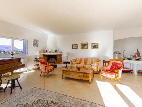 - un salon avec un canapé et un piano dans l'établissement Villa Les Hauts de Bellet by Interhome, à Nice
