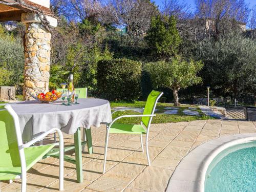 - une table et des chaises à côté de la piscine dans l'établissement Villa Les Hauts de Bellet by Interhome, à Nice