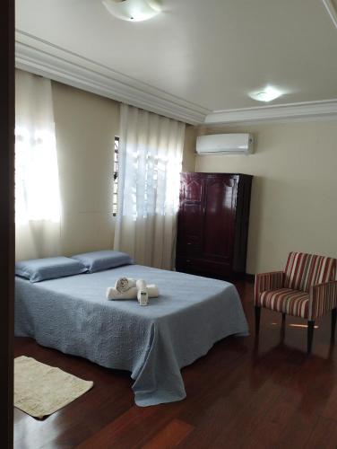 een slaapkamer met een bed met twee handdoeken erop bij Aero Hostel Londrina in Londrina