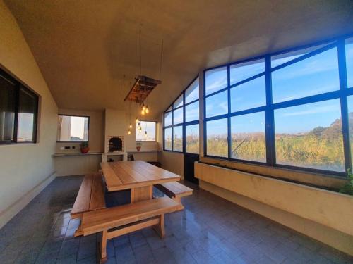 アズララにあるAzurara Guesthouseのテーブル2台と大きな窓が備わる客室です。