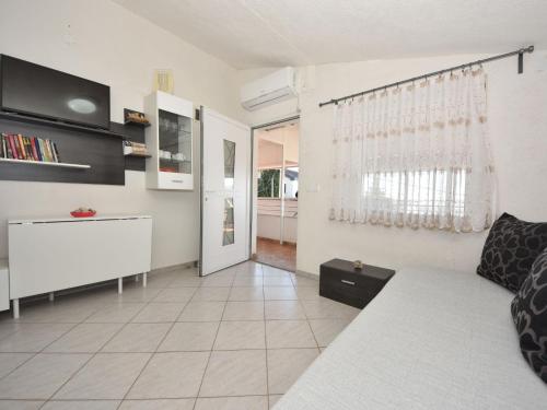 ein Wohnzimmer mit einem Sofa und einem Tisch in der Unterkunft Apartment Mia-3 by Interhome in Obrovac
