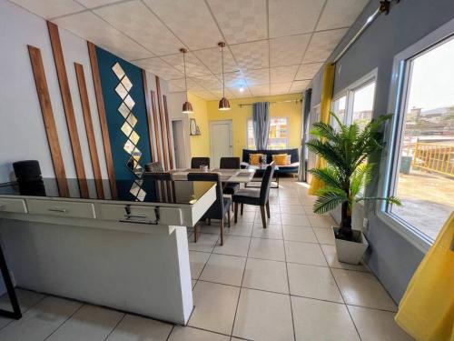 une salle à manger avec une table, des chaises et une plante dans l'établissement Departamento Centrico, cerca de todos los balnearos de Puerto Barrios, à Puerto Barrios