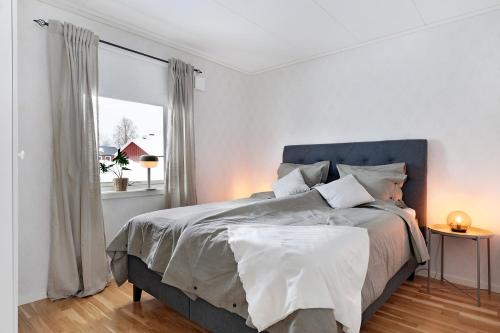 a bedroom with a large bed and a window at Guestly Homes - 1BR Cozy Apartment in Boden