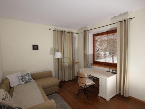ein Wohnzimmer mit einem Schreibtisch und einem Sofa in der Unterkunft Holiday Home Wieliczka by Interhome in Wieliczka