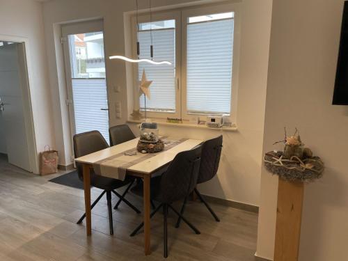een eettafel en stoelen in een kamer bij Apartment Kuhlmann by Interhome in Altefähr