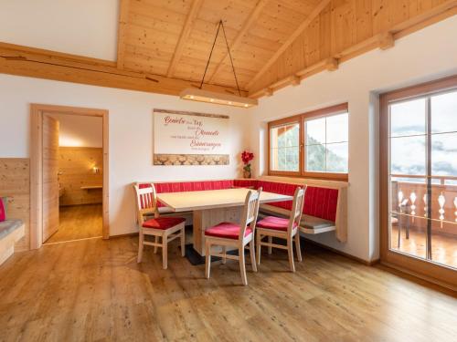una sala da pranzo con tavolo e sedie di Apartment Hocheben by Interhome a Ramsau im Zillertal