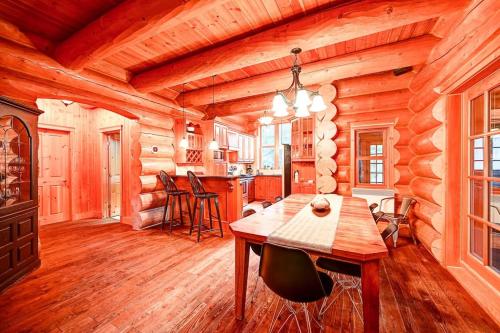 - une salle à manger avec une table en bois dans une cabine dans l'établissement Serenity Private Hot Tub - Sauna - Fiddler Lake, à Mille-Isles