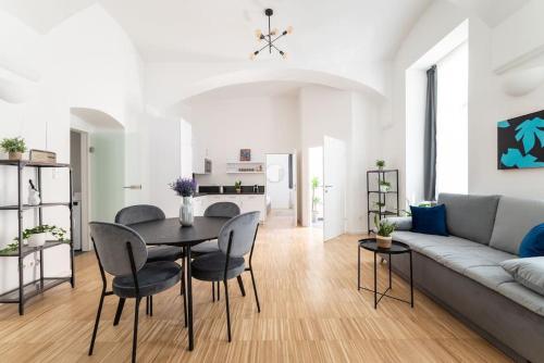 Spacious 2BR Near Attractions by HM