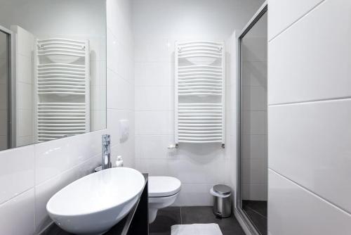 Spacious 2BR Near Attractions by HM