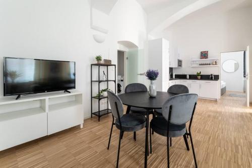 Spacious 2BR Near Attractions by HM