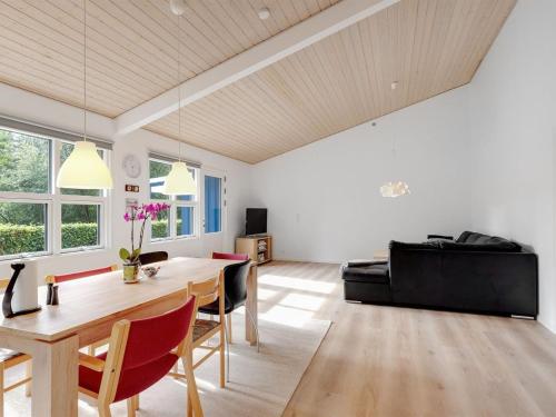 sala de estar con mesa y sofá en Holiday Home Marlina - 30km from the sea in Western Jutland by Interhome, en Toftlund