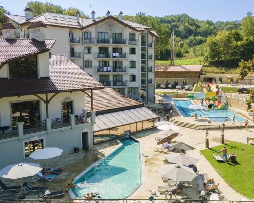 Bazén v ubytování Molfar Resort Hotel & SPA Карпати nebo v jeho okolí