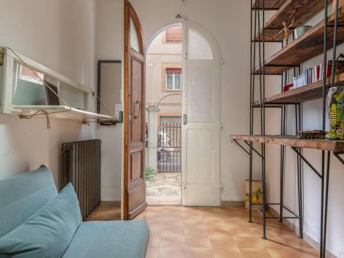un soggiorno con divano blu e porta di Holiday Home Il Cortile by Interhome a Follonica