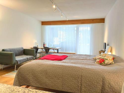 1 dormitorio con 1 cama, 1 silla y 1 mesa en Studio Haus Arabelle by Interhome, en Davos