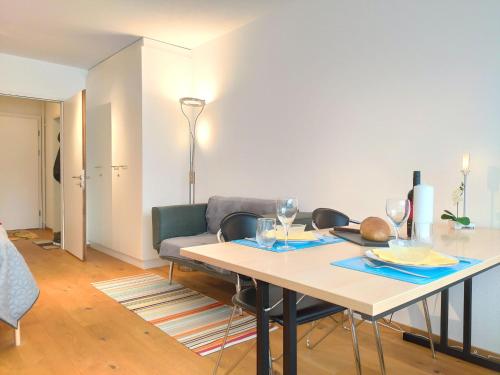 sala de estar con mesa y sofá en Studio Haus Arabelle by Interhome, en Davos